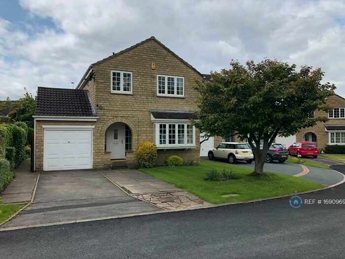 4 Bedroom Detached House To Rent In Oakdene Gardens, Leeds, LS17