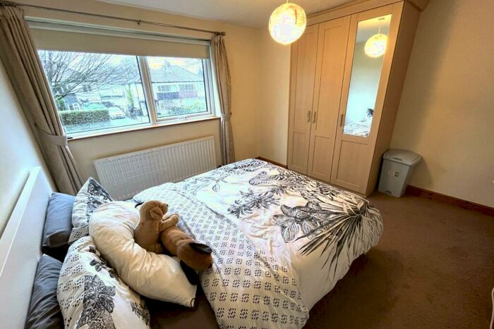 2 Bedroom Flat To Rent In Montagu Court, Oakwood, Leeds, LS8