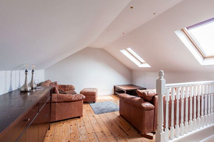2 Bedroom Flat To Rent In Sandmere Road, Clapham North, London, SW4