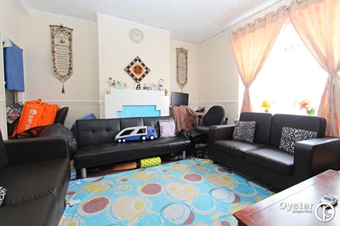 3 Bedroom Flat To Rent In Whitchurch Lane, Edgware, HA8