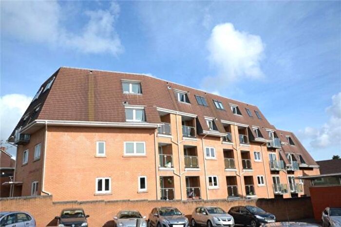2 Bedroom Apartment To Rent In Lakelands Court, Cyncoed, CF23
