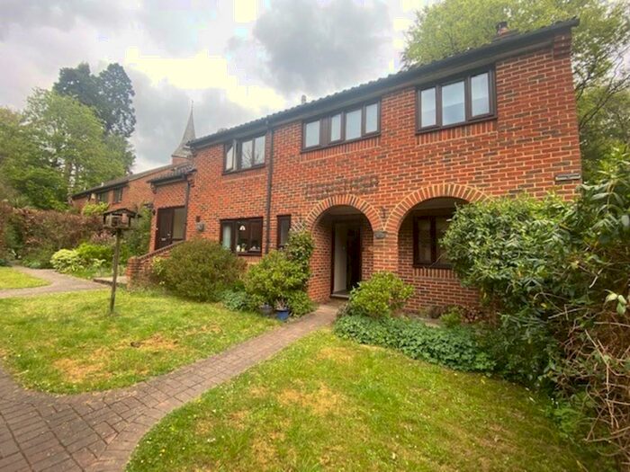 4 Bedroom Semi-Detached House To Rent In Guildford Road, Ottershaw, KT16