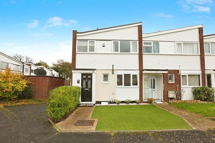 4 Bedroom End Of Terrace House For Sale In Dolphin Crescent, Gosport, PO12
