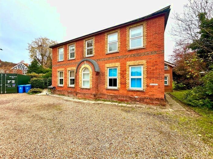 3 Bedroom Flat To Rent In Dukes Ride, Crowthorne, Berkshire, RG45