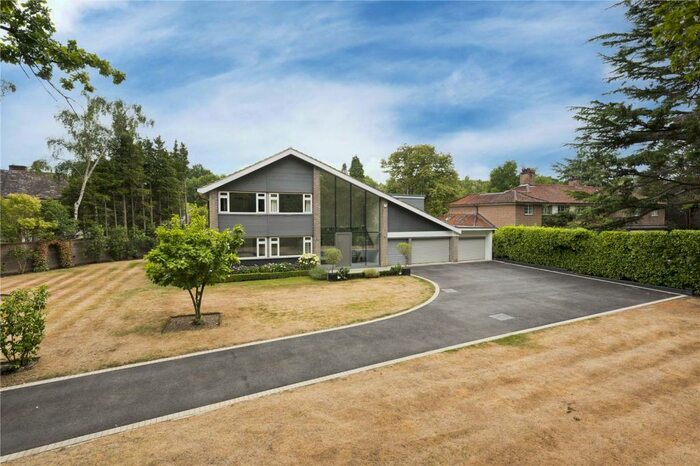 Detached House To Rent In Chargate Close, Hersham, Walton-on-Thames, Surrey, KT12