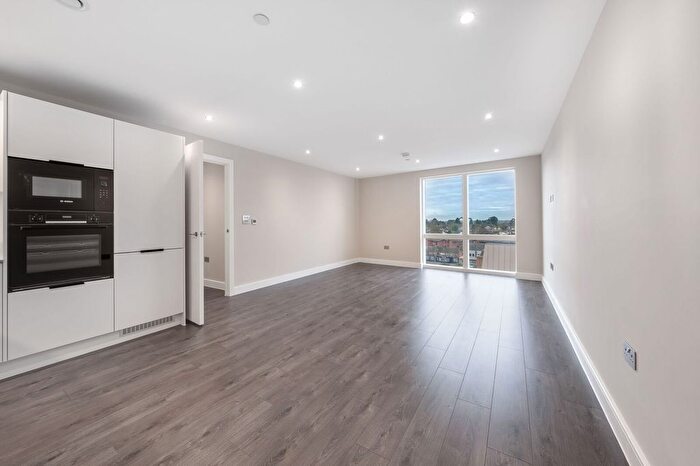 2 Bedroom Flat For Sale In Junction Court, Watford, WD17