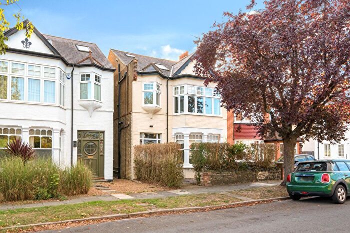 4 Bedroom Semi-Detached House For Sale In Queens Avenue, Whetstone, N20