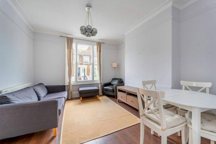 1 Bedroom Flat To Rent In Askew Crescent, Shepherd's Bush, London, W12