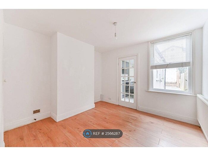 2 Bedroom Terraced House To Rent In Cliffe Road, South Croydon, CR2