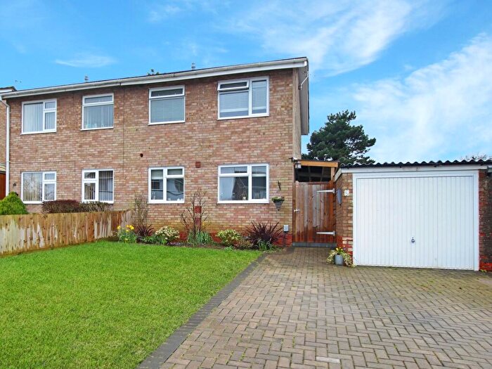 3 Bedroom Semi-Detached House For Sale In Edgecote Close, Hillmorton, Rugby, CV21