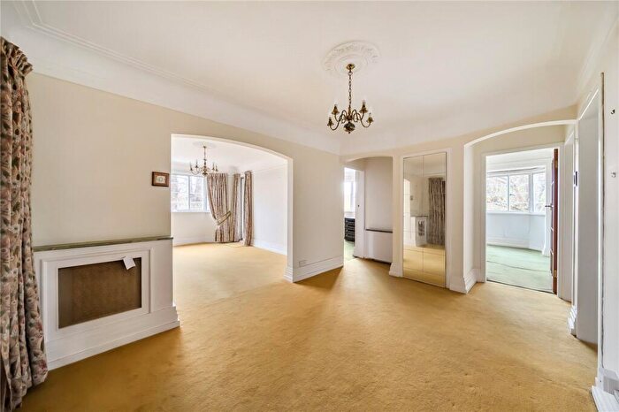 3 Bedroom Apartment For Sale In Park Road, Hampton Wick, Kingston Upon Thames, KT1