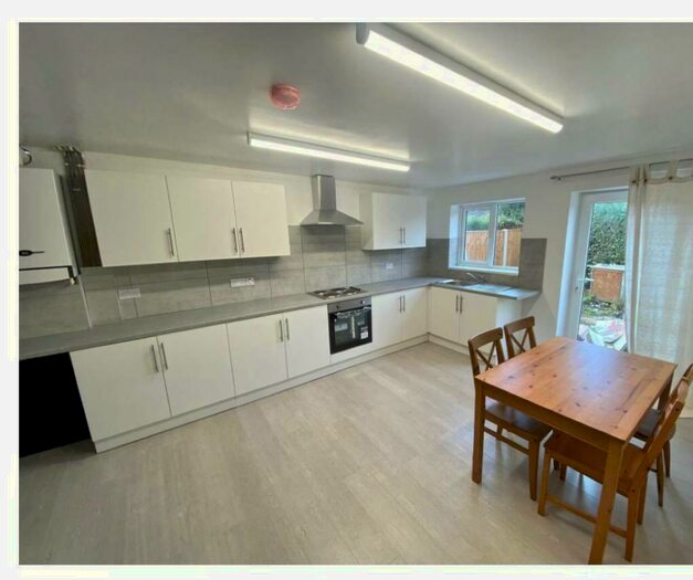 6 Bedroom Semi-Detached House To Rent In Charnock Avenue, Nottingham, NG8