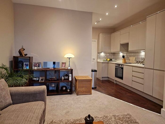 2 Bedroom Flat To Rent In Garratt Lane, London, SW18