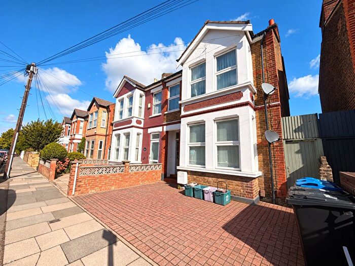 2 Bedroom Flat To Rent In Marlborough Road, London, SW19