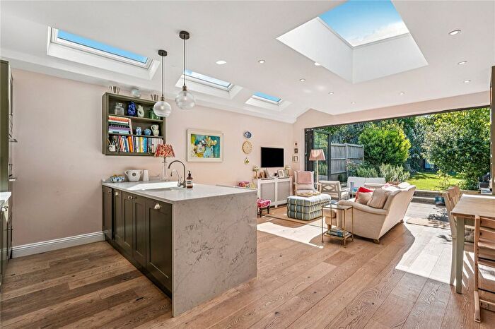 3 Bedroom Flat For Sale In Earlsfield Road, SW18