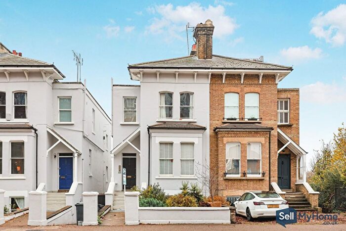 2 Bedroom Flat For Sale In Castelnau, Barnes, London, SW13