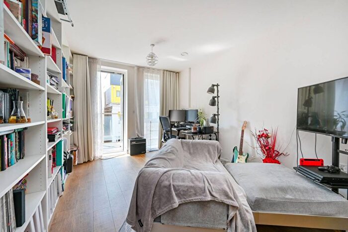 1 Bedroom Flat To Rent In Leighfield Court, Acton, London, W3