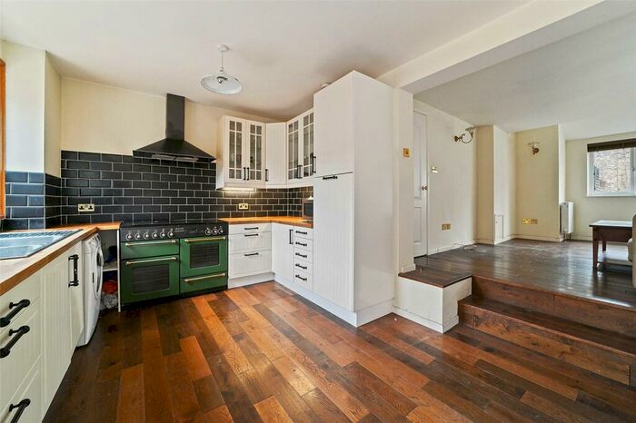 4 Bedroom End Of Terrace House To Rent In Brownlow Road, Hackney, London, E8