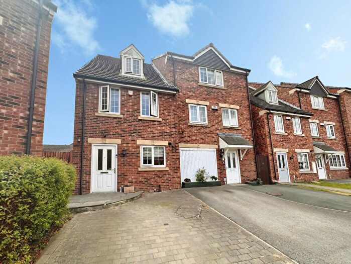 3 Bedroom Semi-Detached House For Sale In Dunlop Avenue, Leeds, LS12