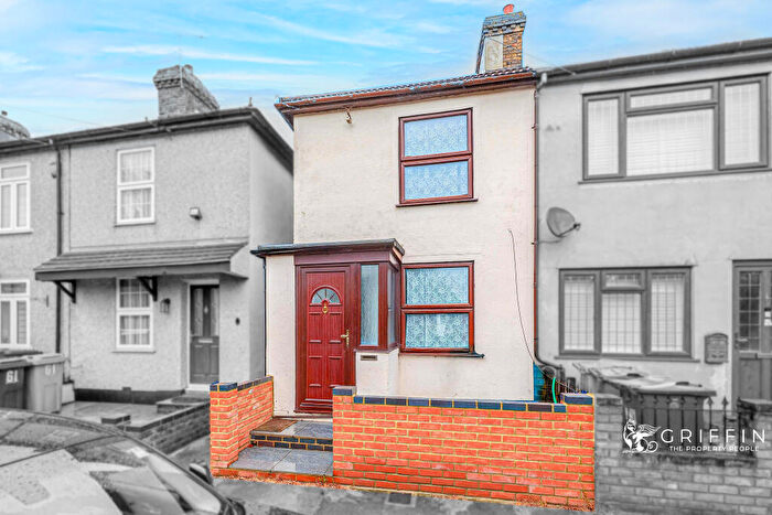 3 Bedroom End Of Terrace House For Sale In Mollands Lane, South Ockendon, RM15