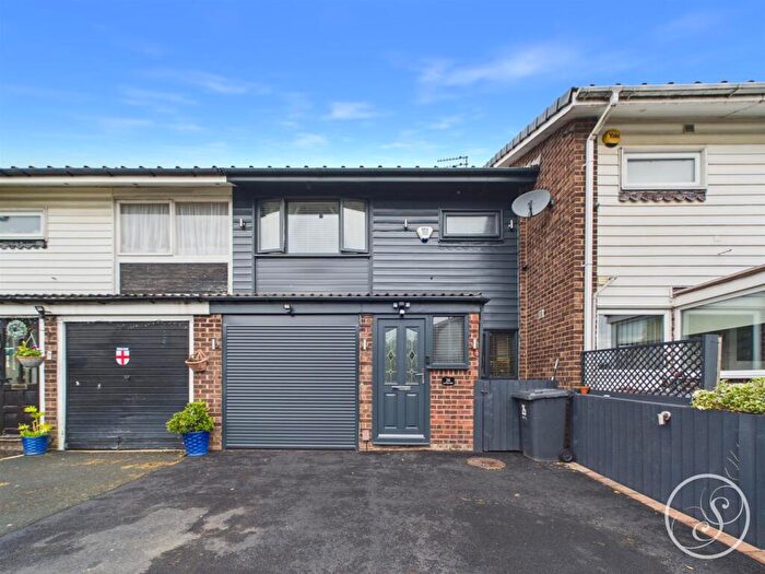 3 Bedroom Town House For Sale In Litton Way, Leeds, LS14