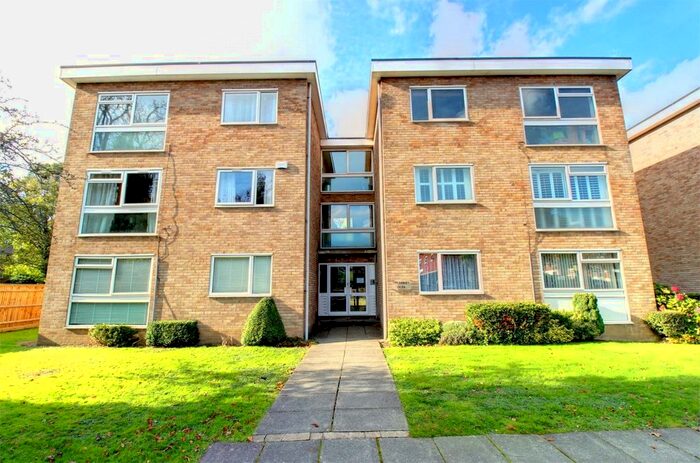 1 Bedroom Flat To Rent In The Gables, - Cooden Close, Bromley, BR1
