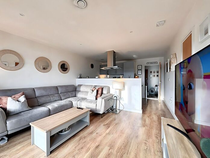 1 Bedroom Flat To Rent In Kew Bridge Road, Brentford, TW8