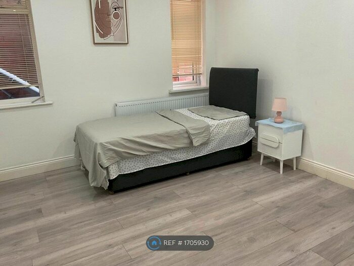 8 Bedroom Detached House To Rent In Farnburn Avenue, Slough, SL1