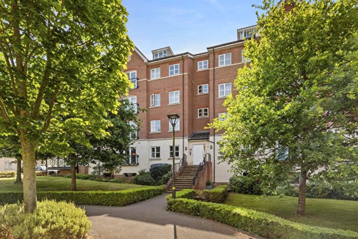 2 Bedroom Apartment For Sale In Viridian Square, Aylesbury (no Chain & Long Lease), HP21