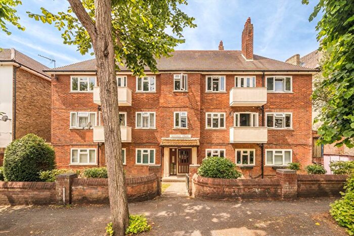 2 Bedroom Flat For Sale In Avenue Crescent, Acton, W3