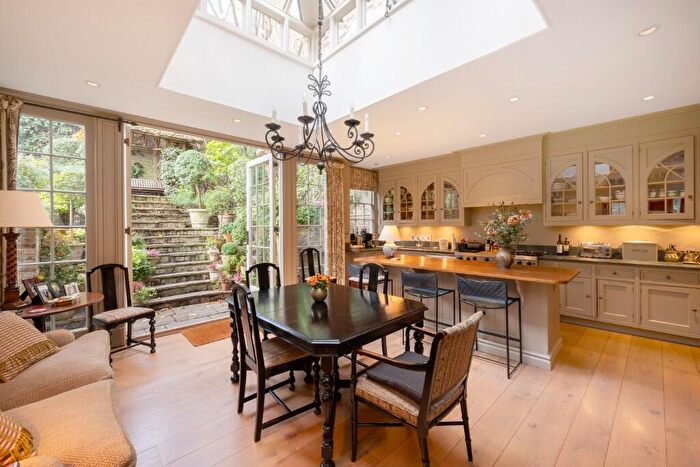 6 Bedroom Semi-Detached House For Sale In The Mount, London, NW3