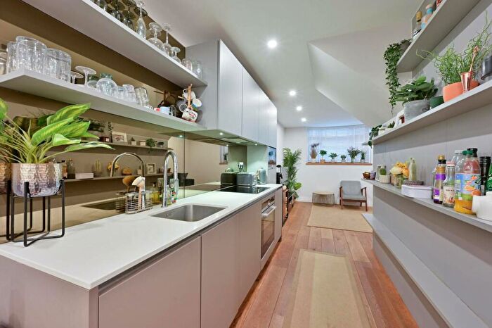 2 Bedroom Flat To Rent In Railway Side, Barnes, London, SW13