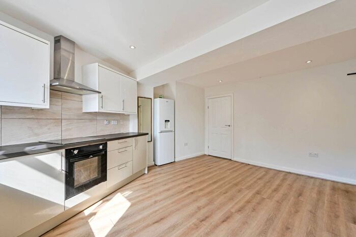 1 Bedroom Flat To Rent In Windsor Close, Godalming, GU7