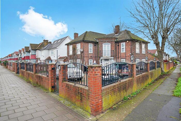 7 Bedroom Detached House For Sale In Great West Road, Osterley, TW5
