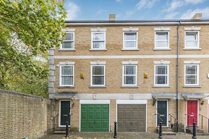 4 Bedroom Flat To Rent In Clarence Mews, Rotherhithe, SE16
