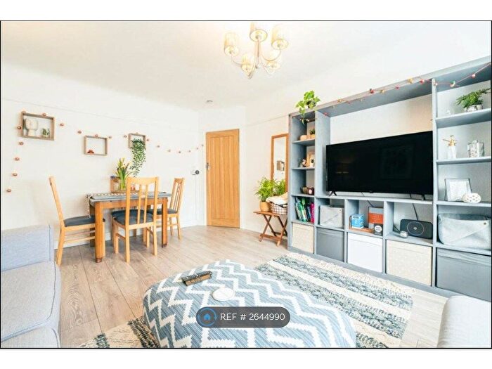 2 Bedroom Flat To Rent In Dorval Manor, Southampton, SO15