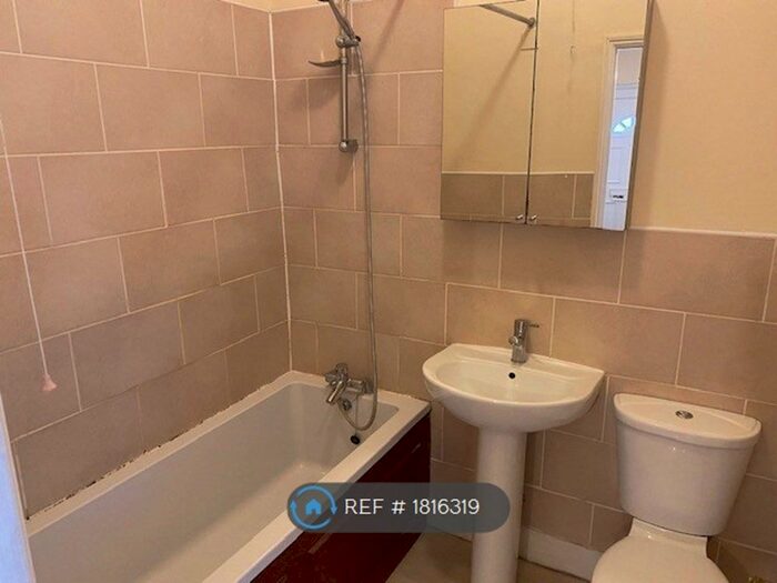 1 Bedroom Flat To Rent In Gowlett Road, London, SE15