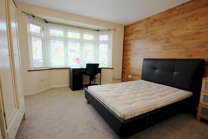 1 Bedroom Flat To Rent In Browning Way, Hounslow TW5
