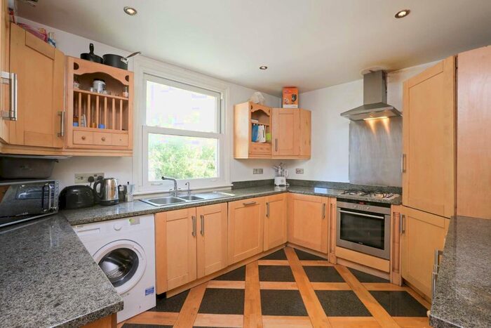 4 Bedroom Flat To Rent In Hastings Road, London, W13