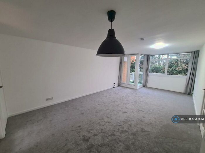 2 Bedroom Flat To Rent In Park View Court, Woking, GU22