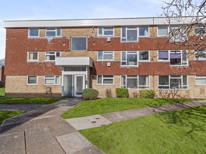2 Bedroom Flat For Sale In College Gardens, Worthing, BN11