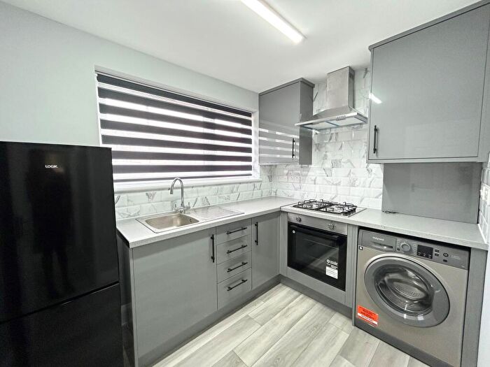 1 Bedroom Flat To Rent In Navarre Gardens, Collier Row, RM5