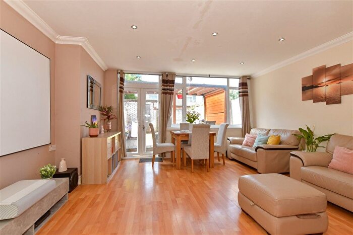 4 Bedroom Town House For Sale In Chatham Grove, Chatham, Kent, ME4