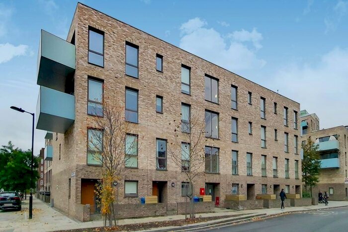 2 Bedroom Flat To Rent In East Street, Elephant And Castle, London, SE17