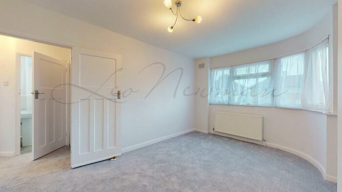 2 Bedroom Flat To Rent In Fullwell Avenue, Ilford, London, IG5