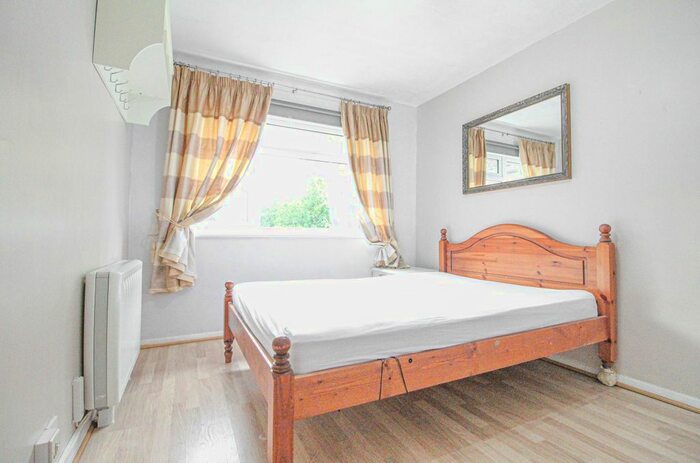 1 Bedroom Flat To Rent In Hampton Road, Teddington, TW11