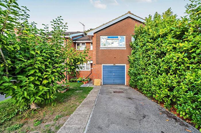 3 Bedroom Terraced House For Sale In Easington Place, Guildford, GU1