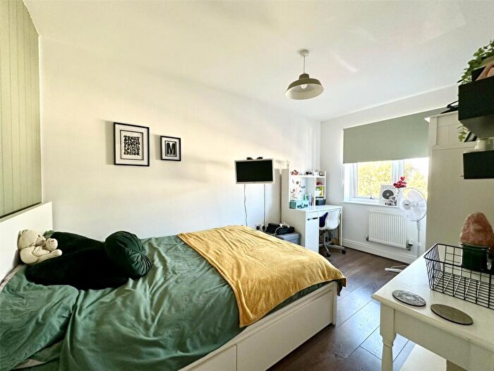 3 Bedroom End Of Terrace House For Sale In Castle Street, Swanscombe, Kent, DA10