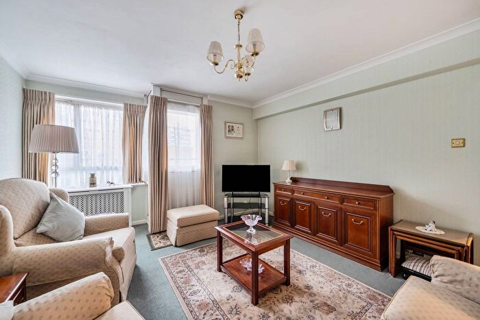 2 Bedroom Flat For Sale In Churchill Gardens, Pimlico, London, SW1V