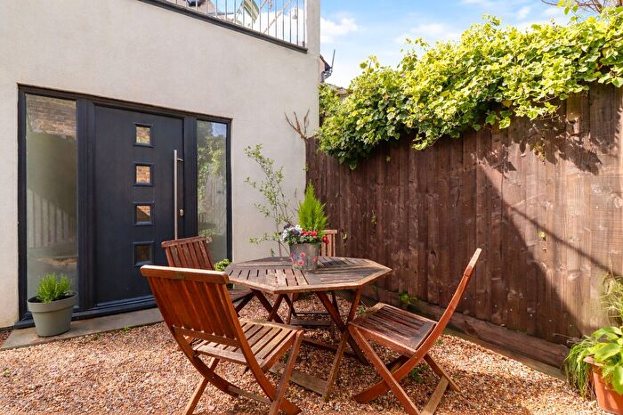 2 Bedroom Maisonette For Sale In Langley Road, Watford, WD17